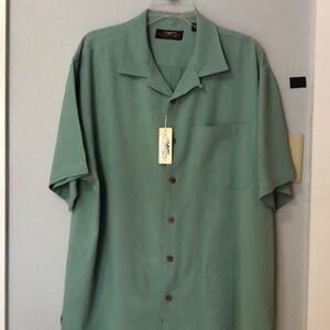 Casual dress short sleeve pocket shirt.